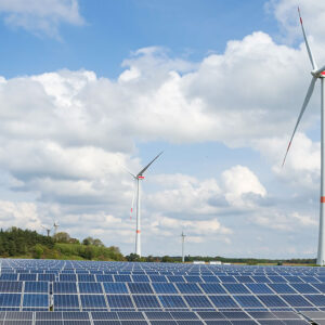 Vista di moduli fotovoltaici e pale eoliche