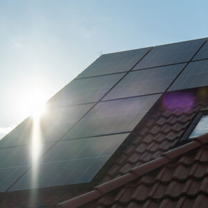 Luce si riflette su un pannello solare