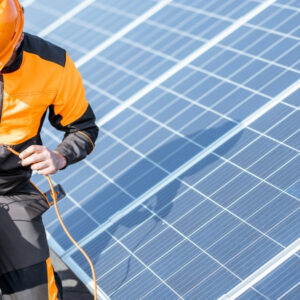 Tecnico specializzato effettua dei test di efficienza all'impianto fotovoltaico sul tetto