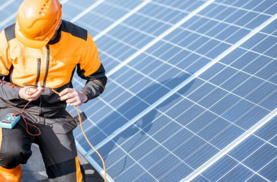 Tecnico specializzato effettua dei test di efficienza all'impianto fotovoltaico sul tetto
